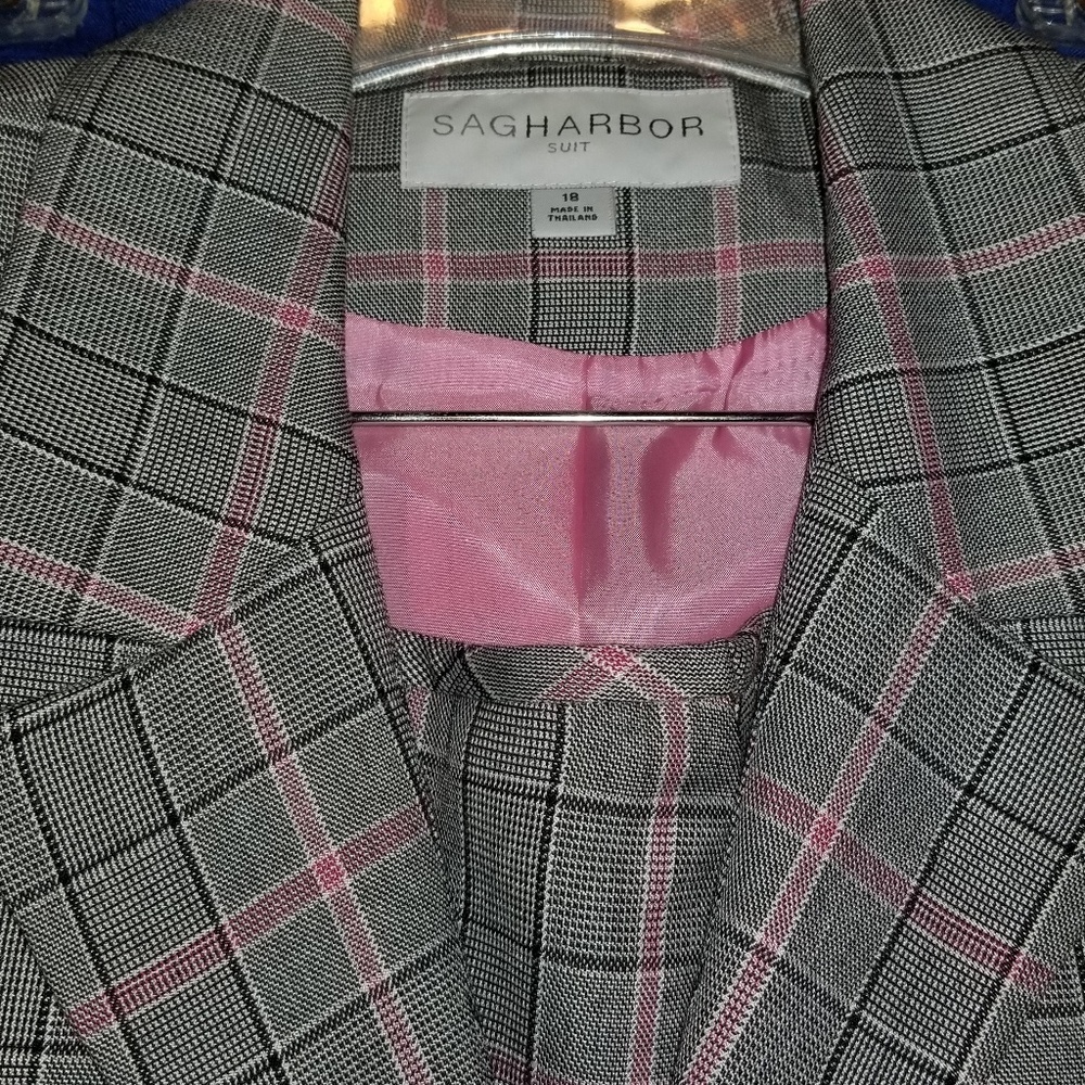 Women suit - Picture 3 of 3